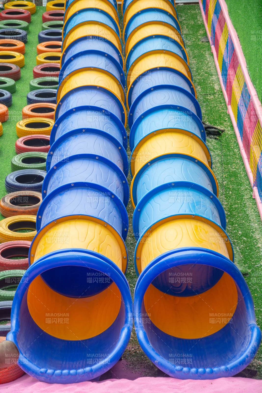 彩色滑梯排列整齐图片