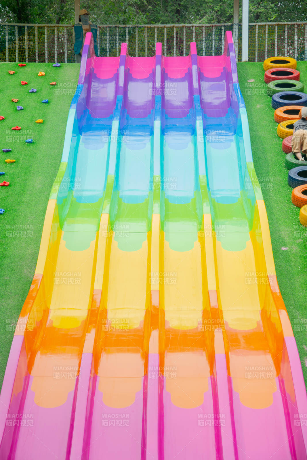 彩虹滑梯乐园图片