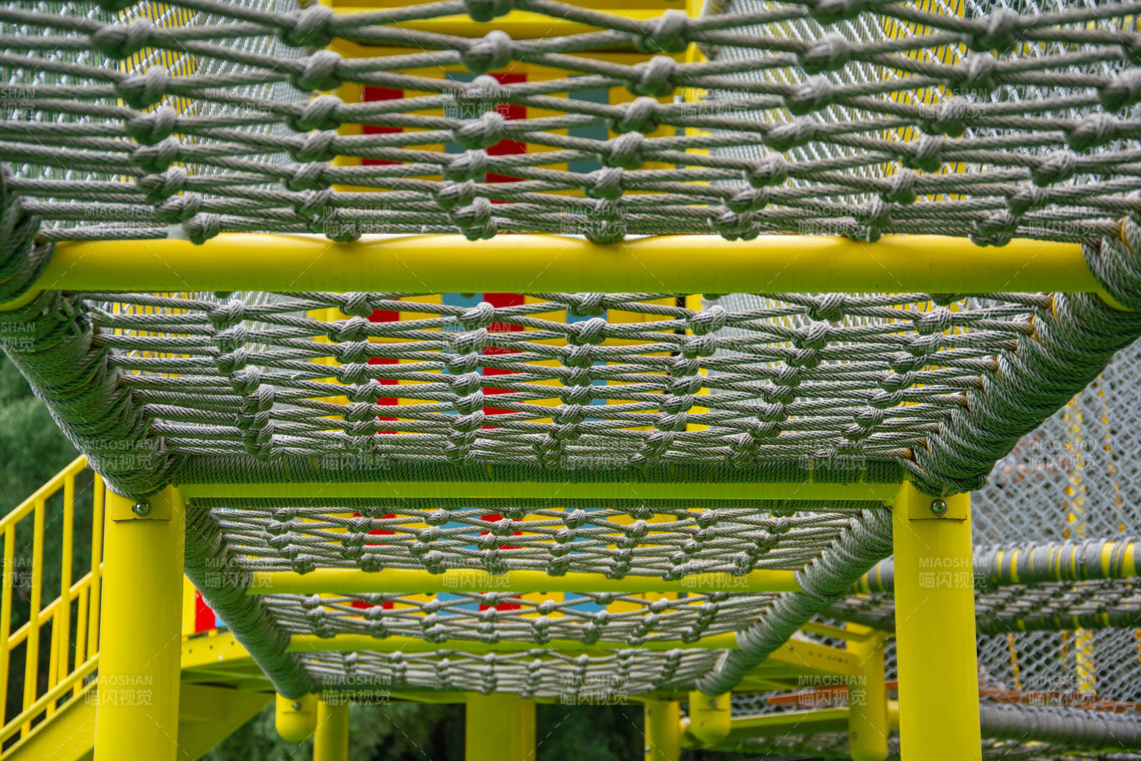 儿童游乐场攀爬网图片