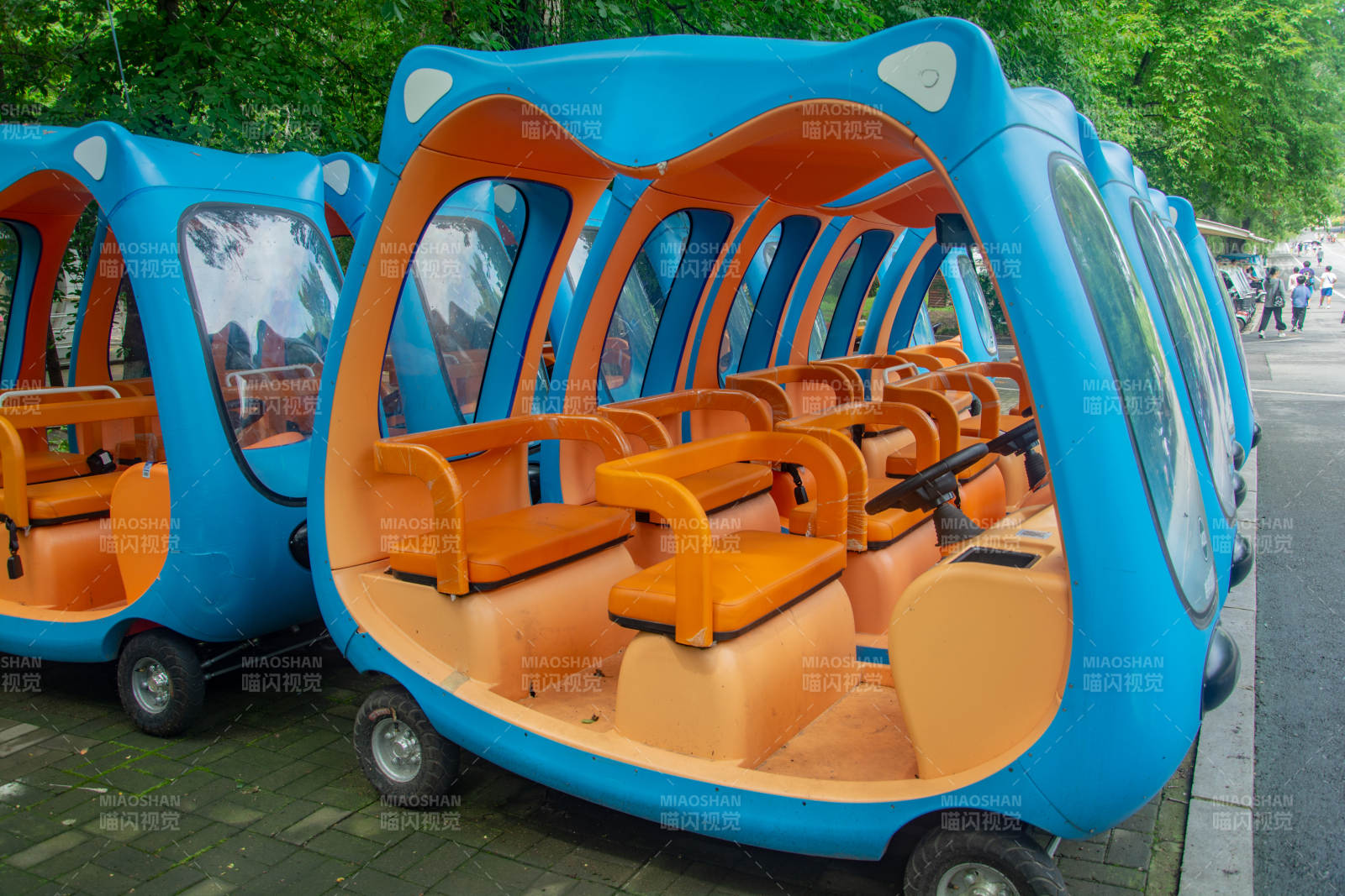 蓝色猫耳观光车图片