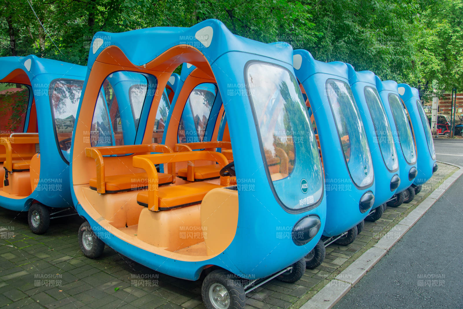 蓝色小车排成行图片