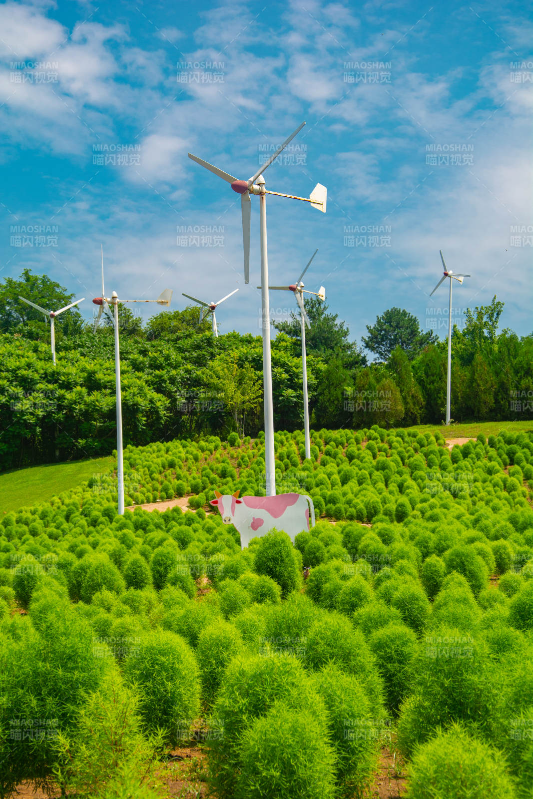 风车绿野牛雕塑图片