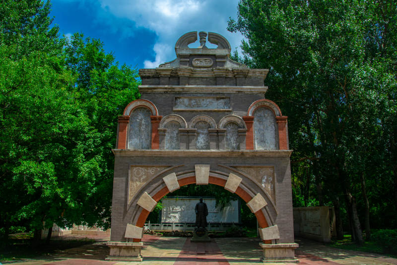 古拱门静谧林间图片