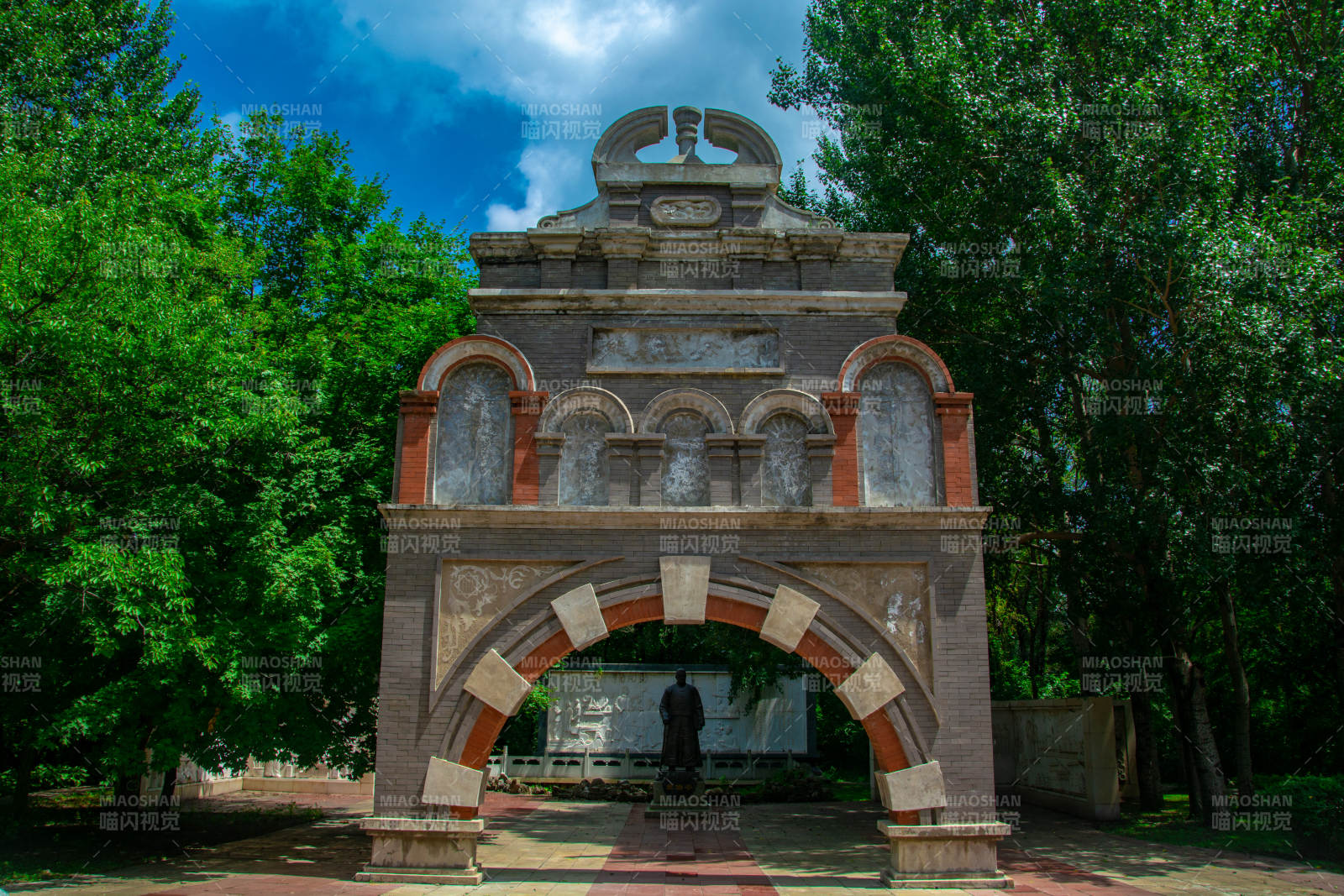 古拱门静谧林间图片