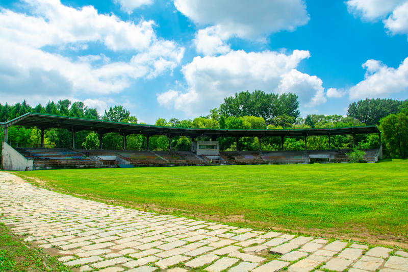 绿茵场畔晴空下图片