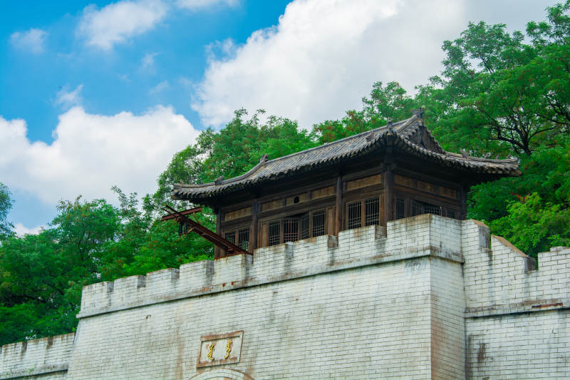 古塔映蓝天图片