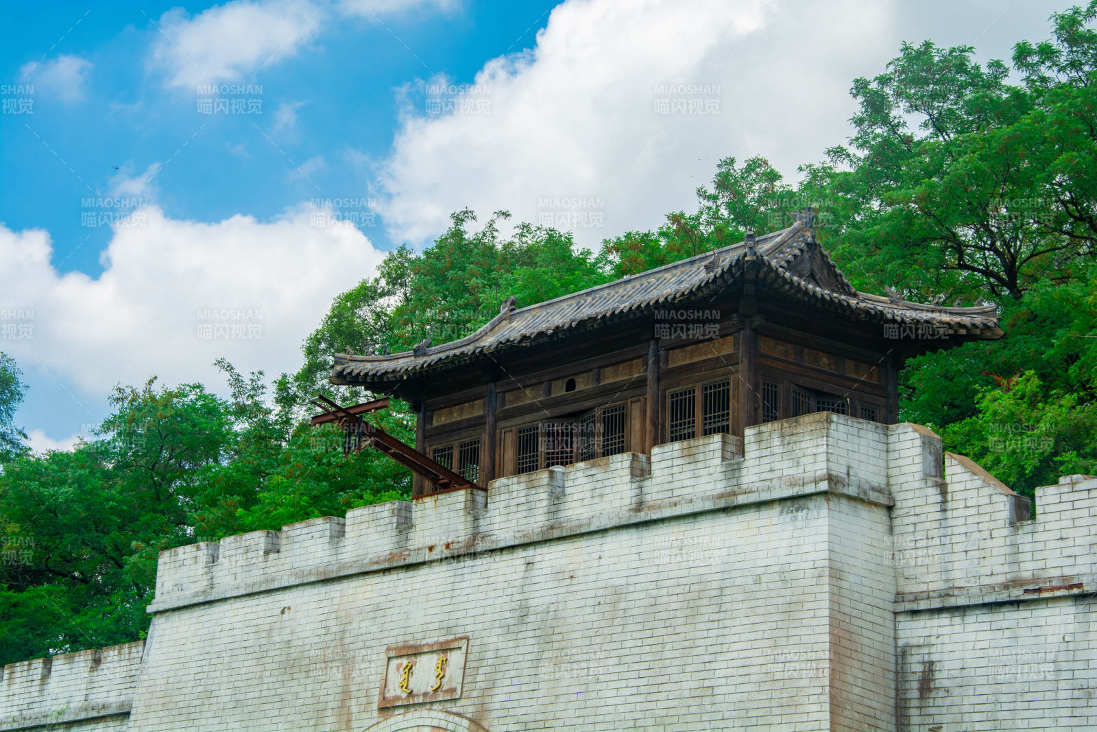 古塔映蓝天图片