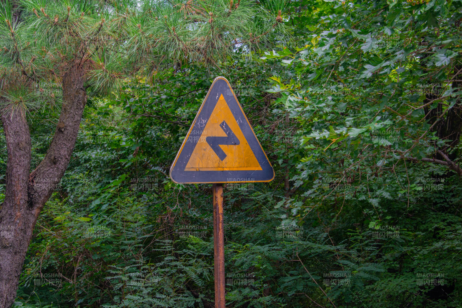 弯道警示牌图片