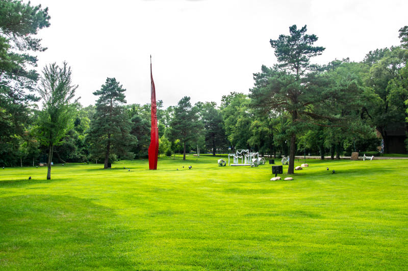 绿茵中的红色雕塑图片