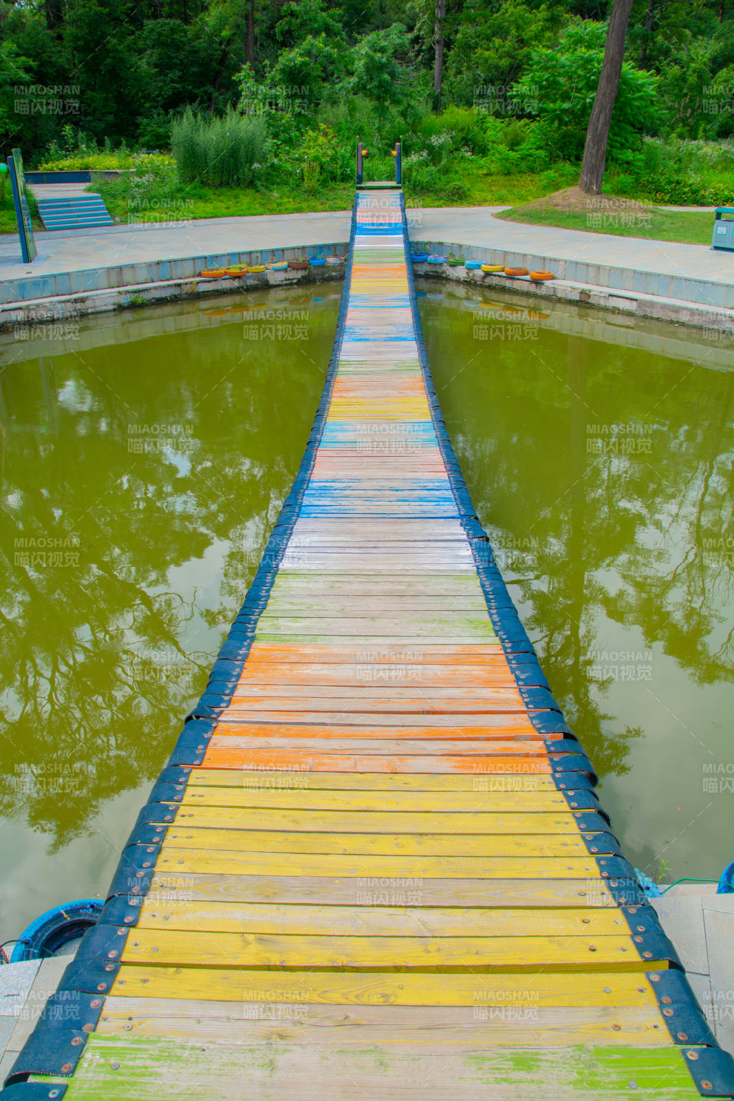 彩虹桥横跨碧水图片