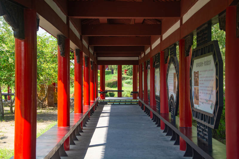 红色长廊静谧景图片