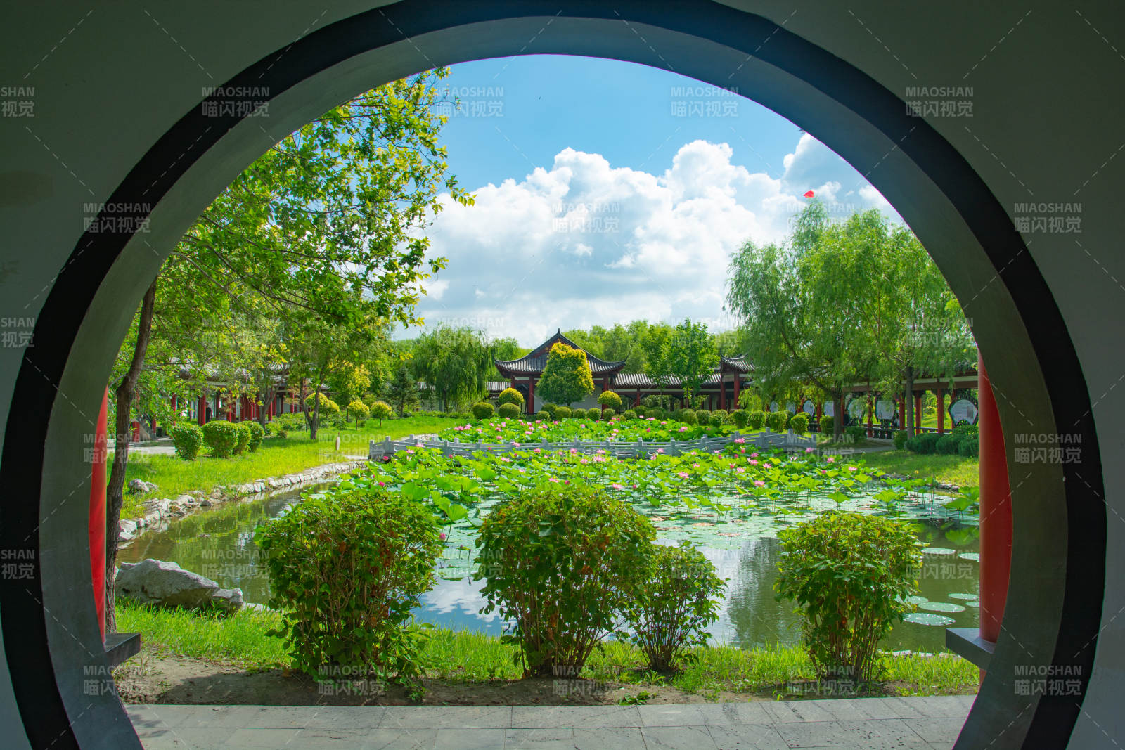 园林美景 圆门框景图片