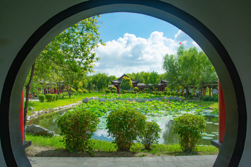 园林美景 圆门框景图片