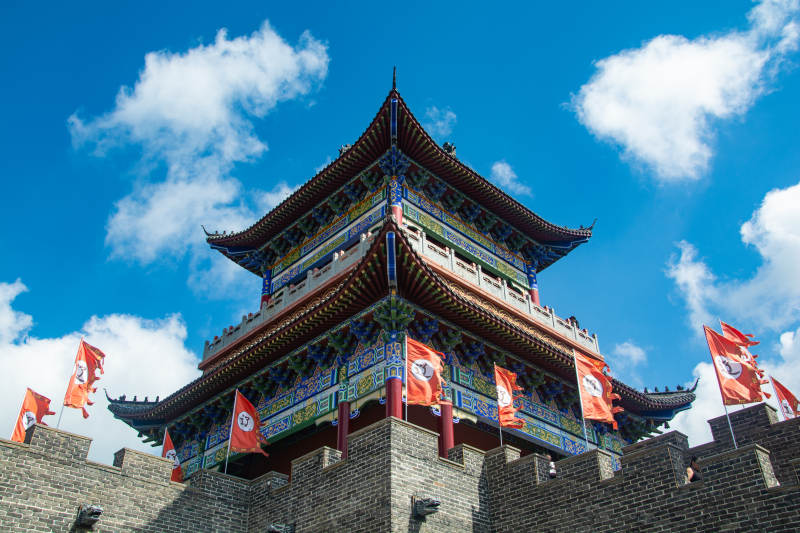 古城楼阁迎风飘旗图片