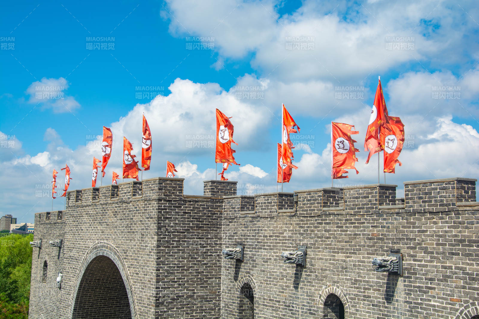 古城墙红旗飘扬图片