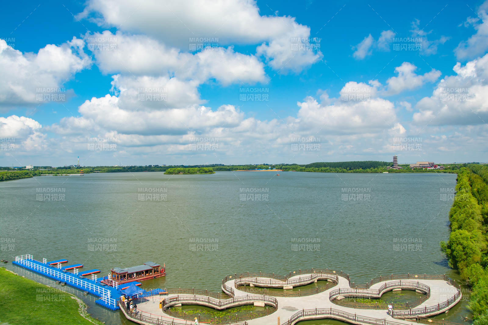 湖畔风光如画图片