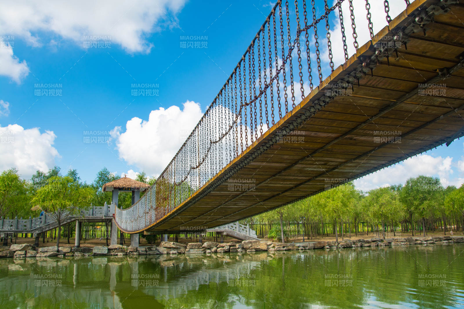 湖上吊桥美景图片