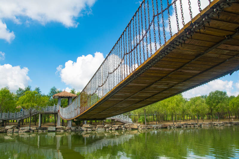 湖上吊桥美景图片