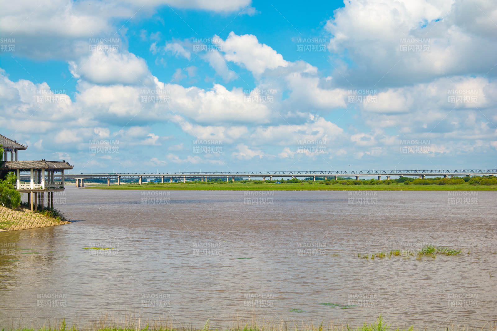 湖畔风光 桥影云天图片