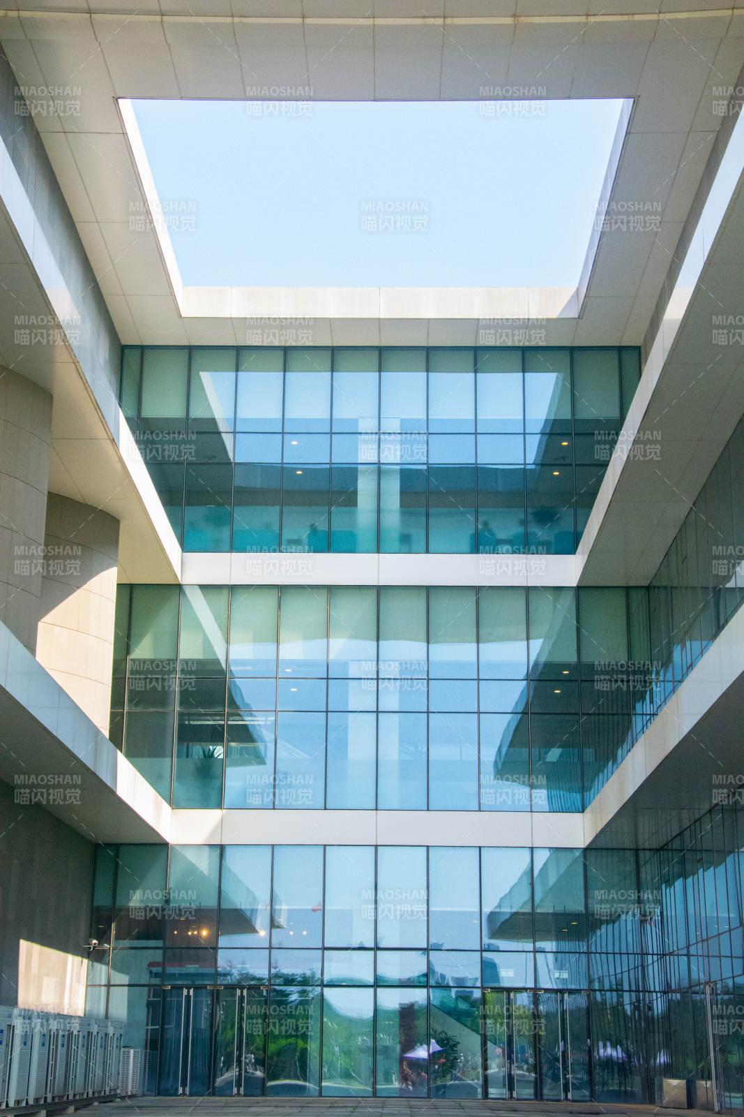 现代建筑玻璃天井图片