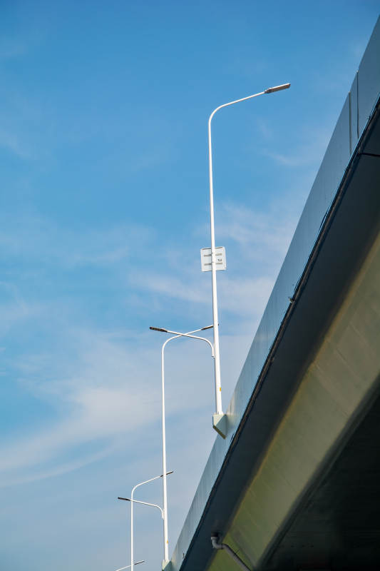 蓝天下的路灯图片