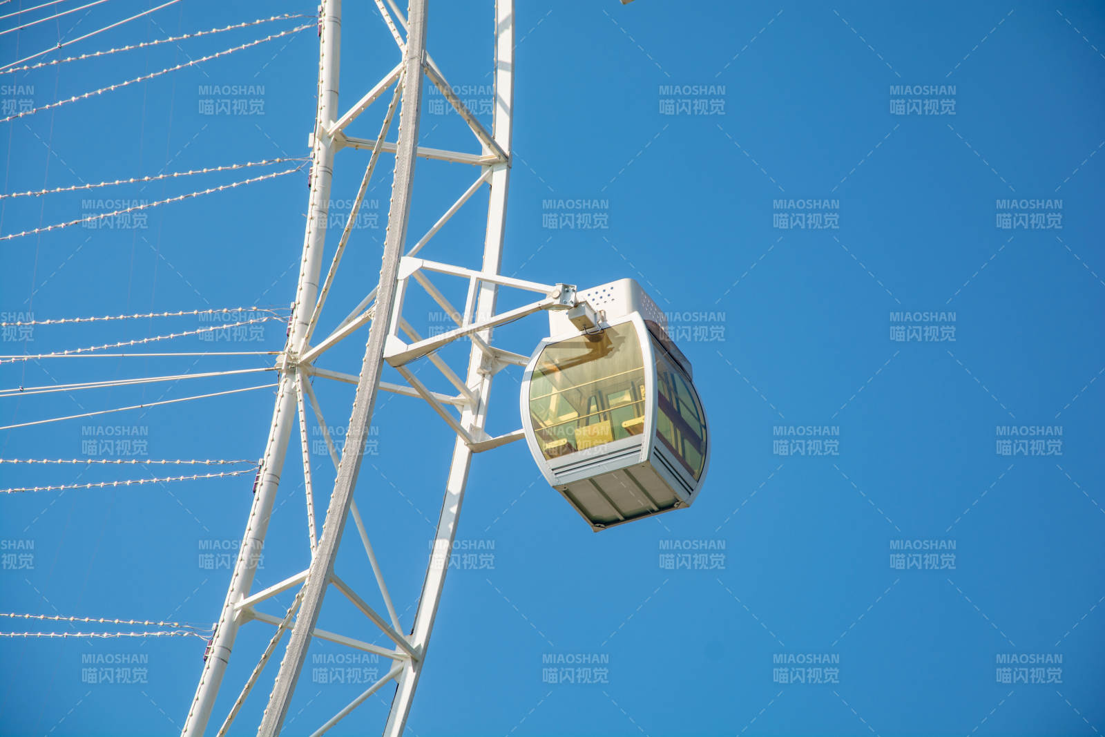 摩天轮上的车厢图片