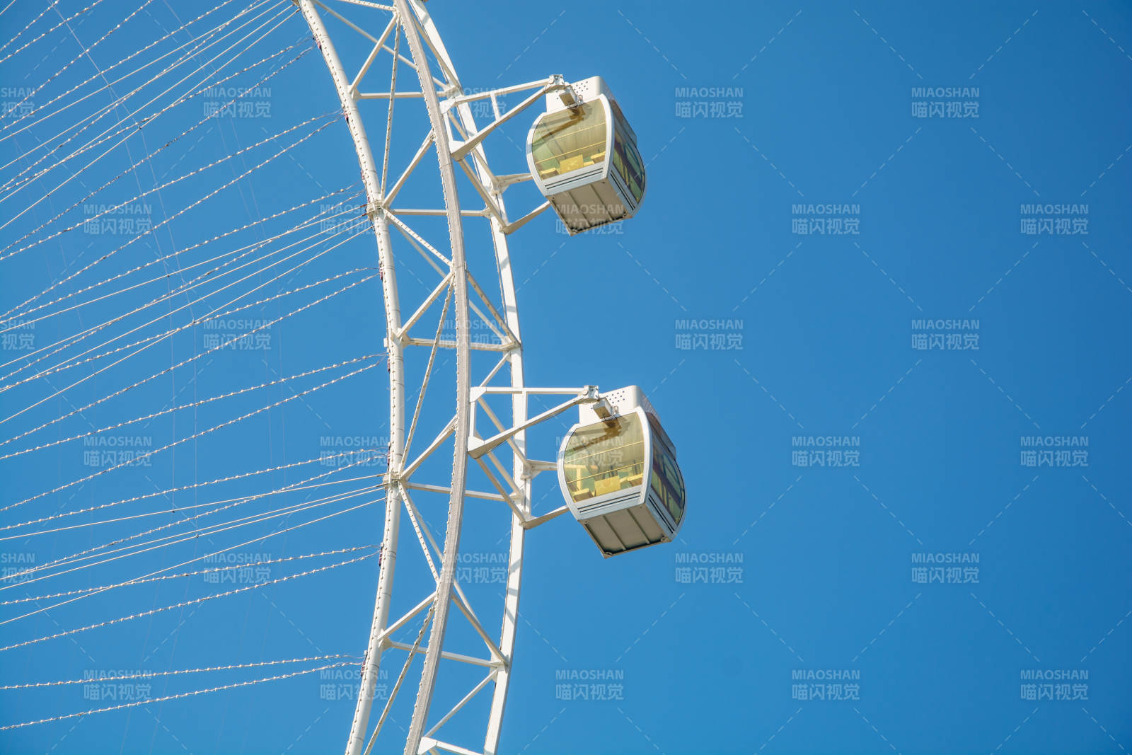 摩天轮蓝天映衬图片