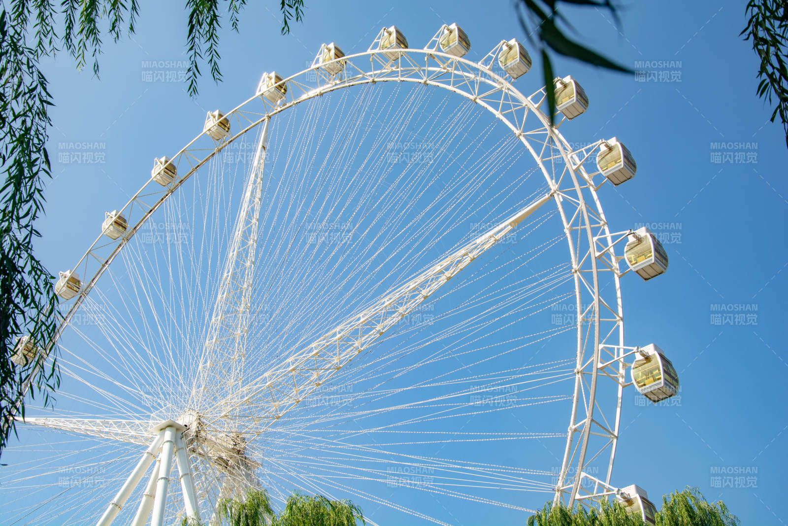 摩天轮蓝天美景图片