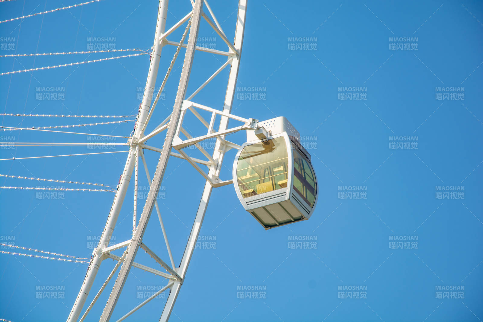 摩天轮上的透明舱图片