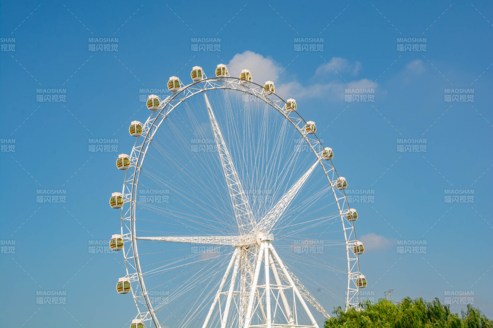 蓝天下的摩天轮图片