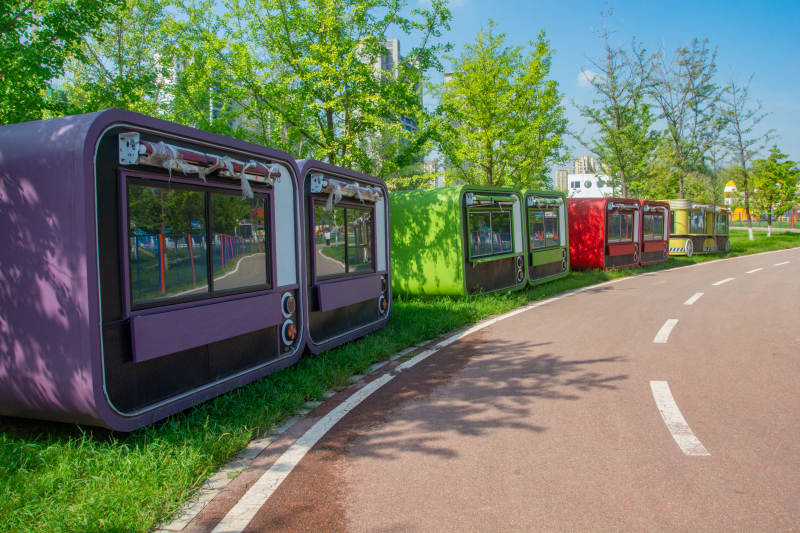 彩色公交站台排列图片