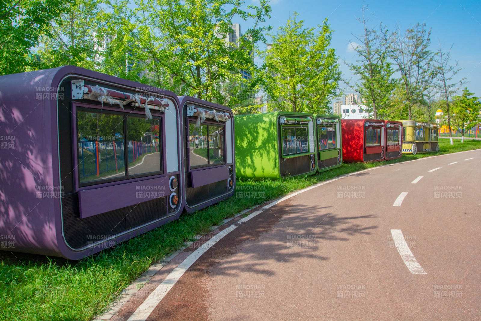 彩色公交站台排列图片