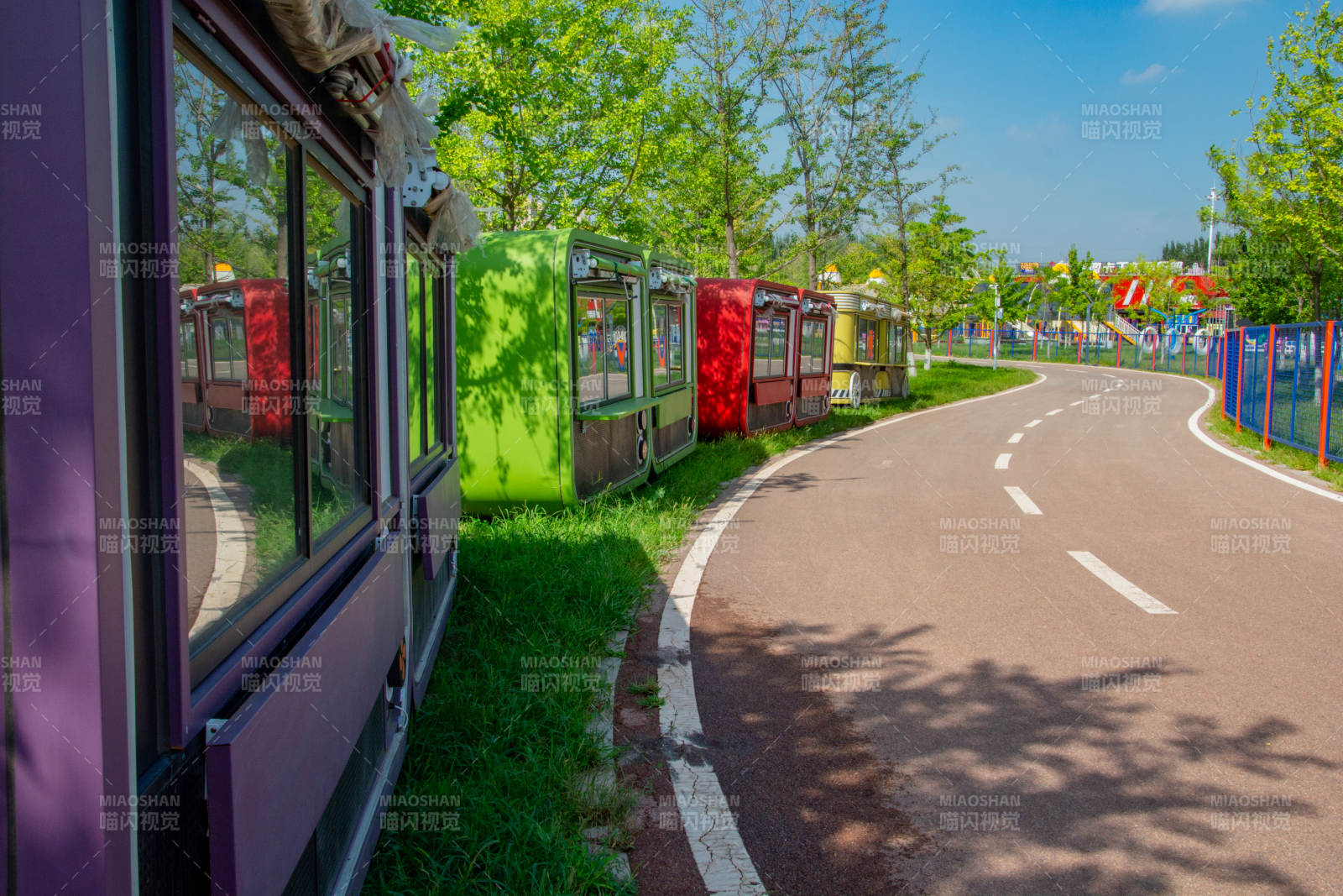 彩色小屋路边排列图片