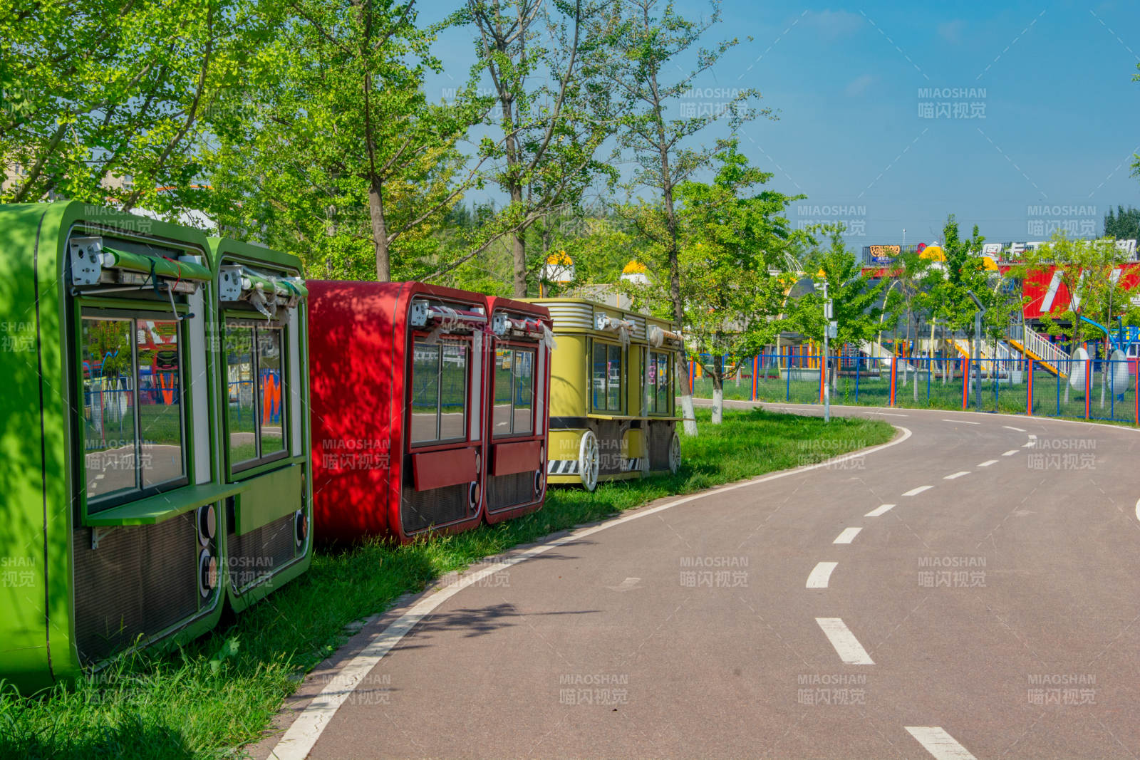 彩色小屋路边排列图片