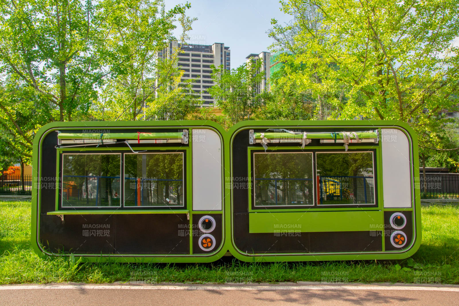 绿色电车停靠公园图片
