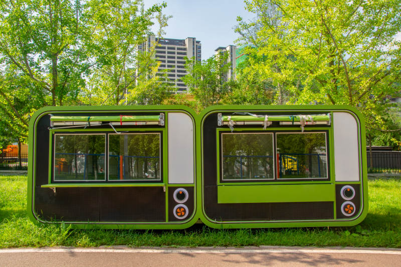 绿色电车停靠公园图片