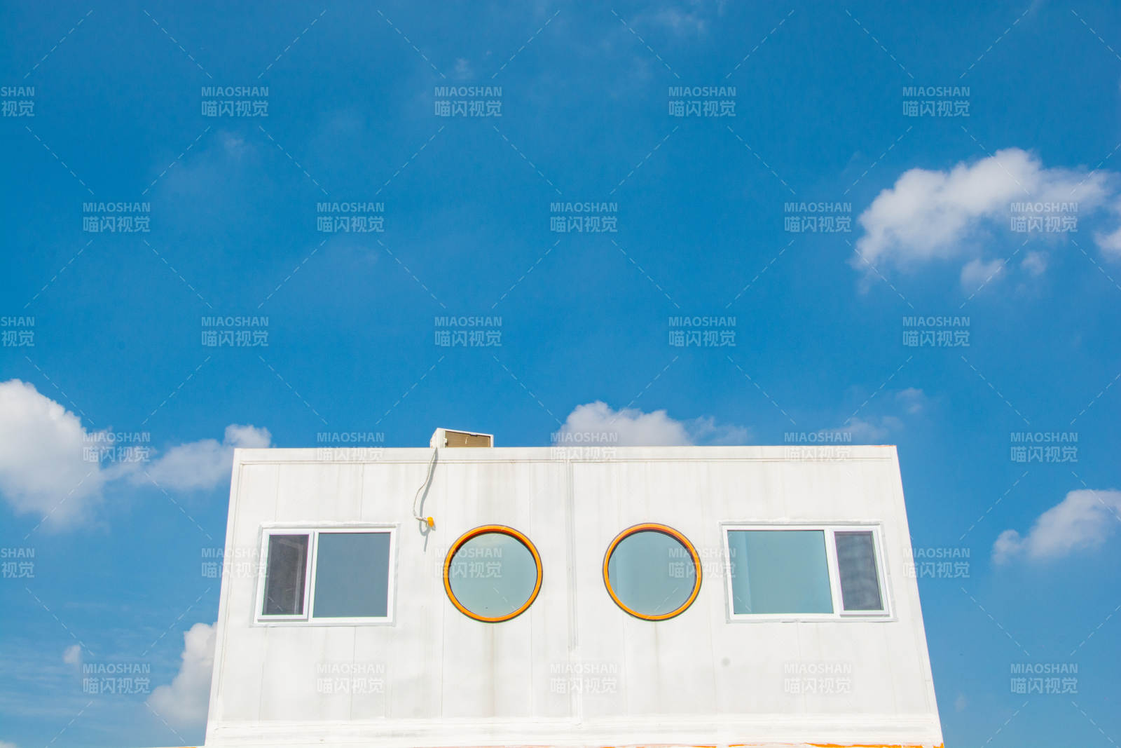 蓝天下的白色建筑图片