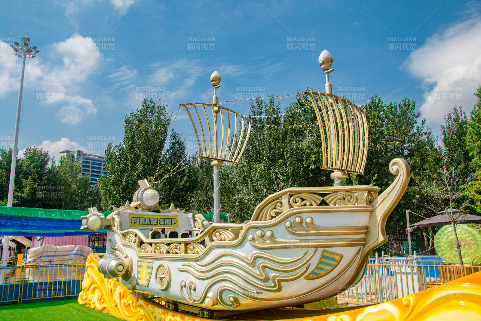 金色海盗船游乐设施图片