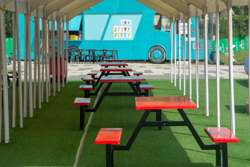 户外红色餐桌椅图片