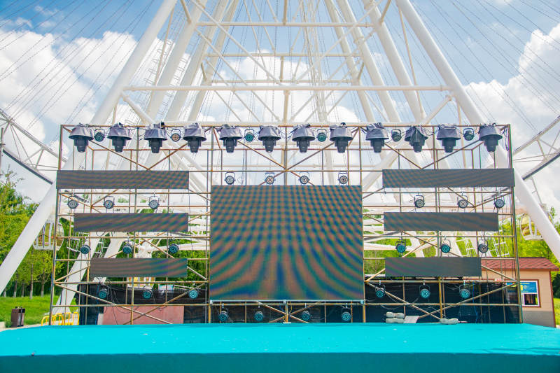 户外舞台灯光秀图片