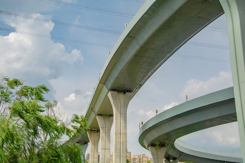 高架桥下的蓝天图片