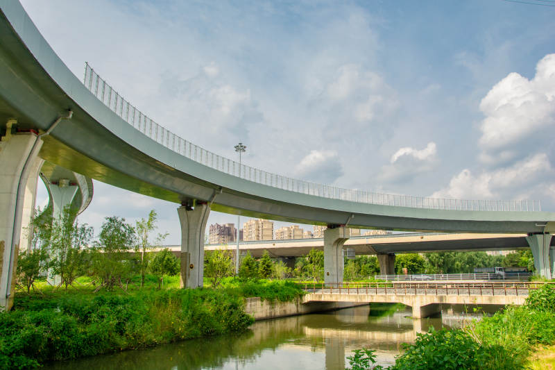 现代桥景 绿意盎然图片