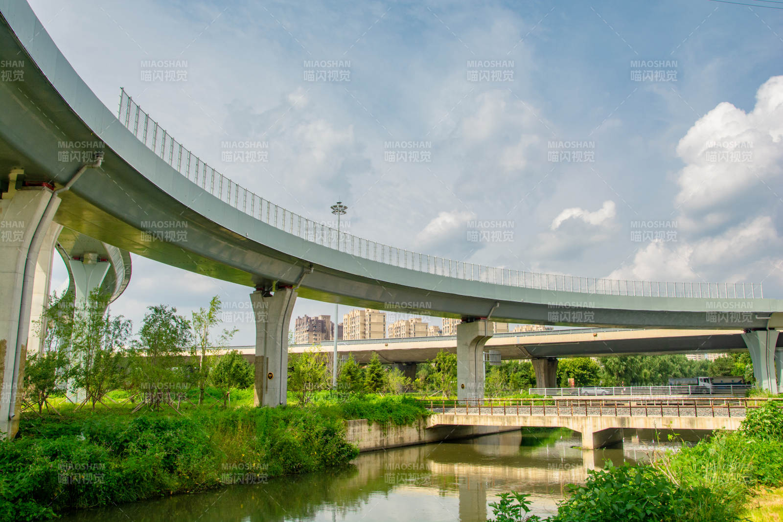 现代桥景 绿意盎然图片