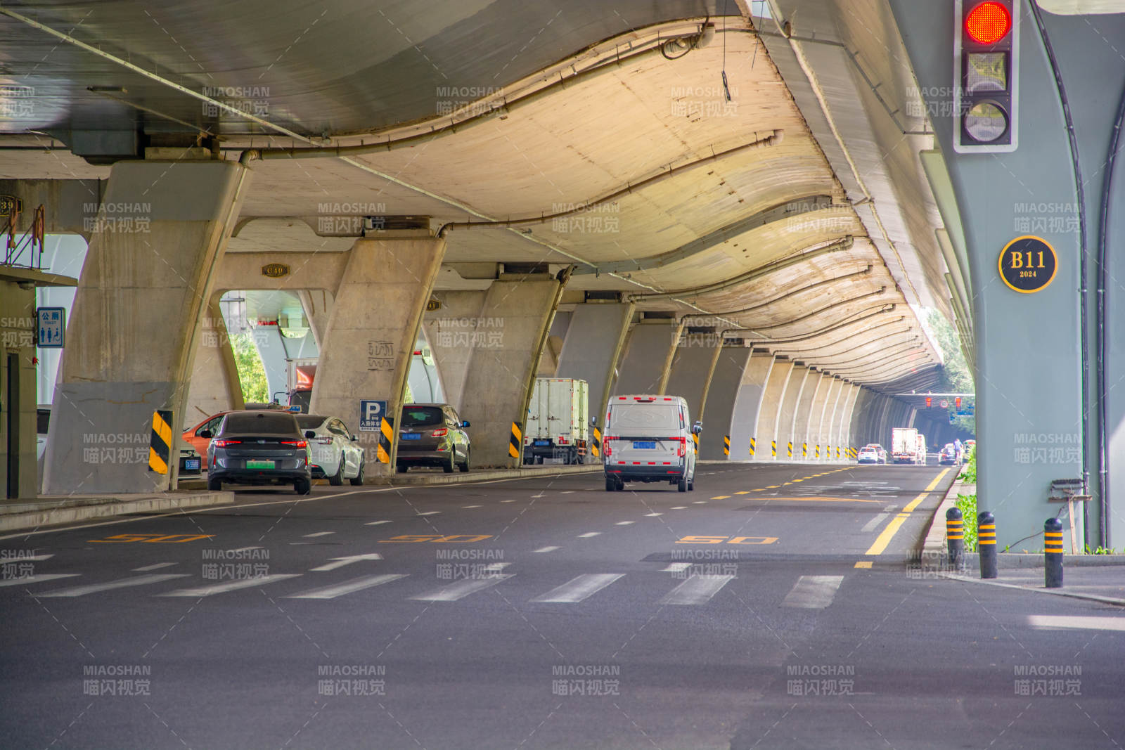 城市隧道行车道图片