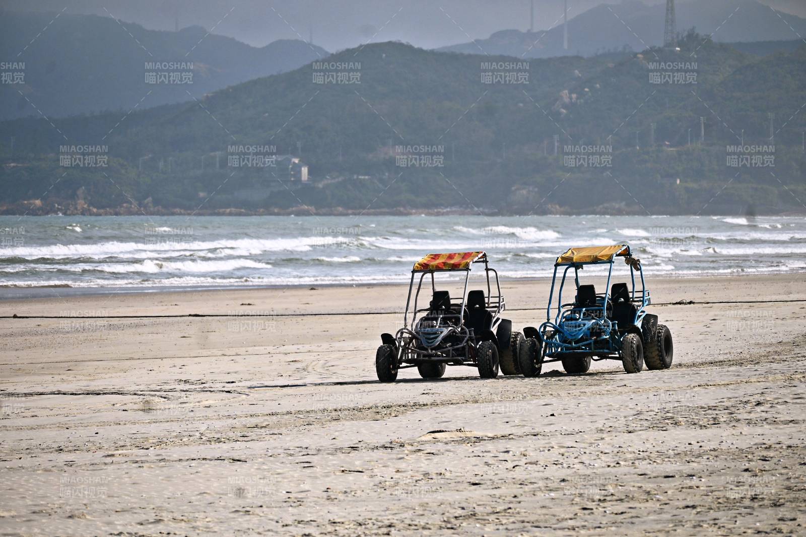 广东上川岛飞沙滩上的两辆越野车图片