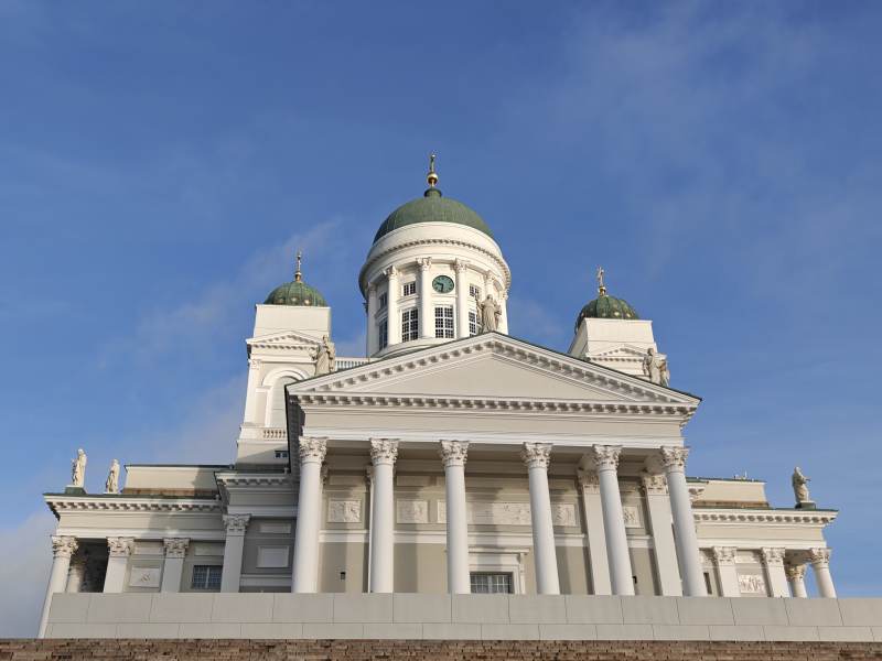 宏伟教堂蓝天映衬图片