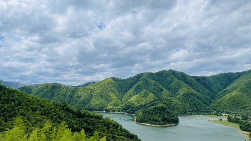 青山绿水映云天图片