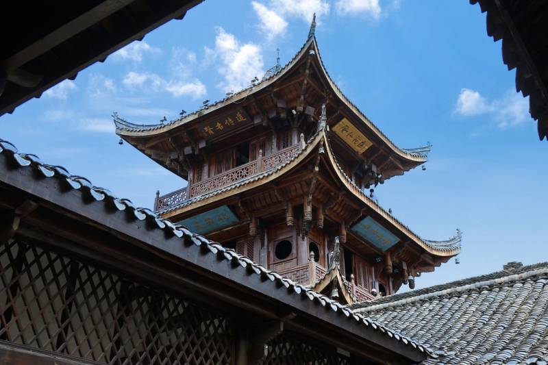 古塔飞檐映蓝天图片