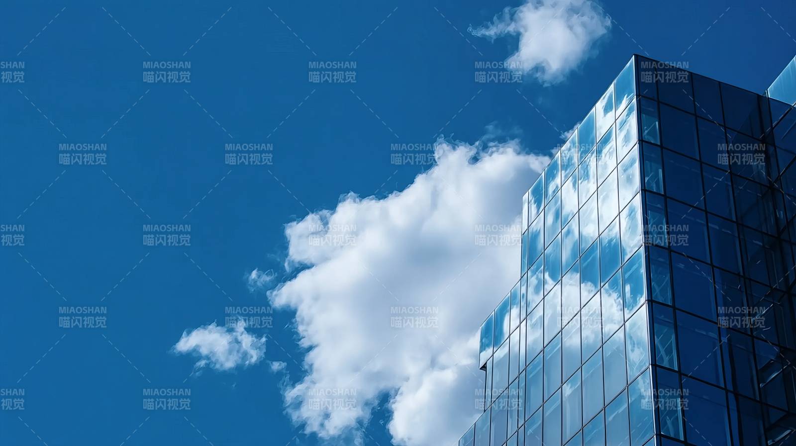 蓝天映玻璃楼图片