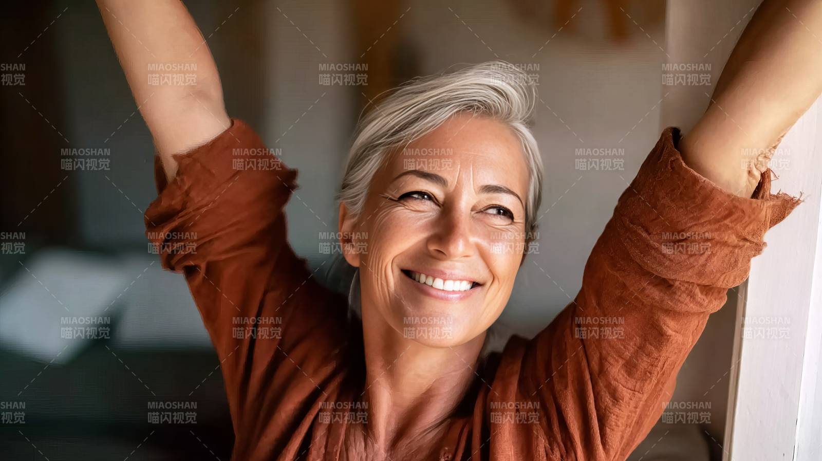 微笑女人伸展双臂图片